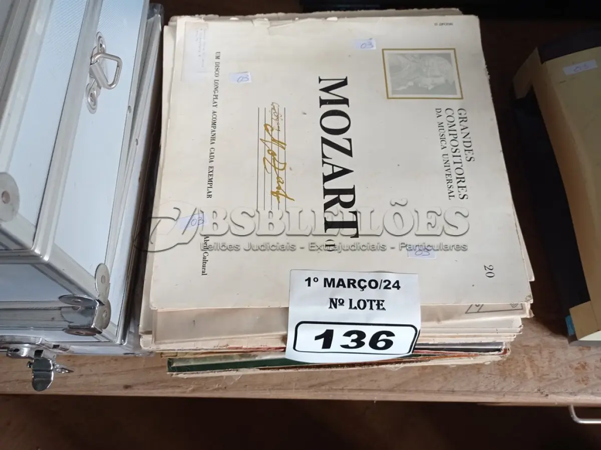 LOTE 136 - 01 LOTE COM VÁRIOS DISCOS DE VINIL. (NO ESTADO) ATENÇÃO! FAZER A VISITAÇÃO ANTES DE ARREMATAR, NÃO SABEMOS SE FUNCIONA. LEILÃO NÃO TEM GARANTIA E NEM DEVOLUÇÃO, SUJEITO A POSSÍVEIS AVARIAS VISÍVEIS/OCULTAS E/OU AUSÊNCIA DE COMPONENTES.