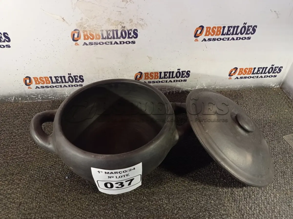 LOTE 037 - 01 PANELA DE BARRO. (NO ESTADO) ATENÇÃO! FAZER A VISITAÇÃO ANTES DE ARREMATAR, NÃO SABEMOS SE FUNCIONA. LEILÃO NÃO TEM GARANTIA E NEM DEVOLUÇÃO, SUJEITO A POSSÍVEIS AVARIAS VISÍVEIS/OCULTAS E/OU AUSÊNCIA DE COMPONENTES.