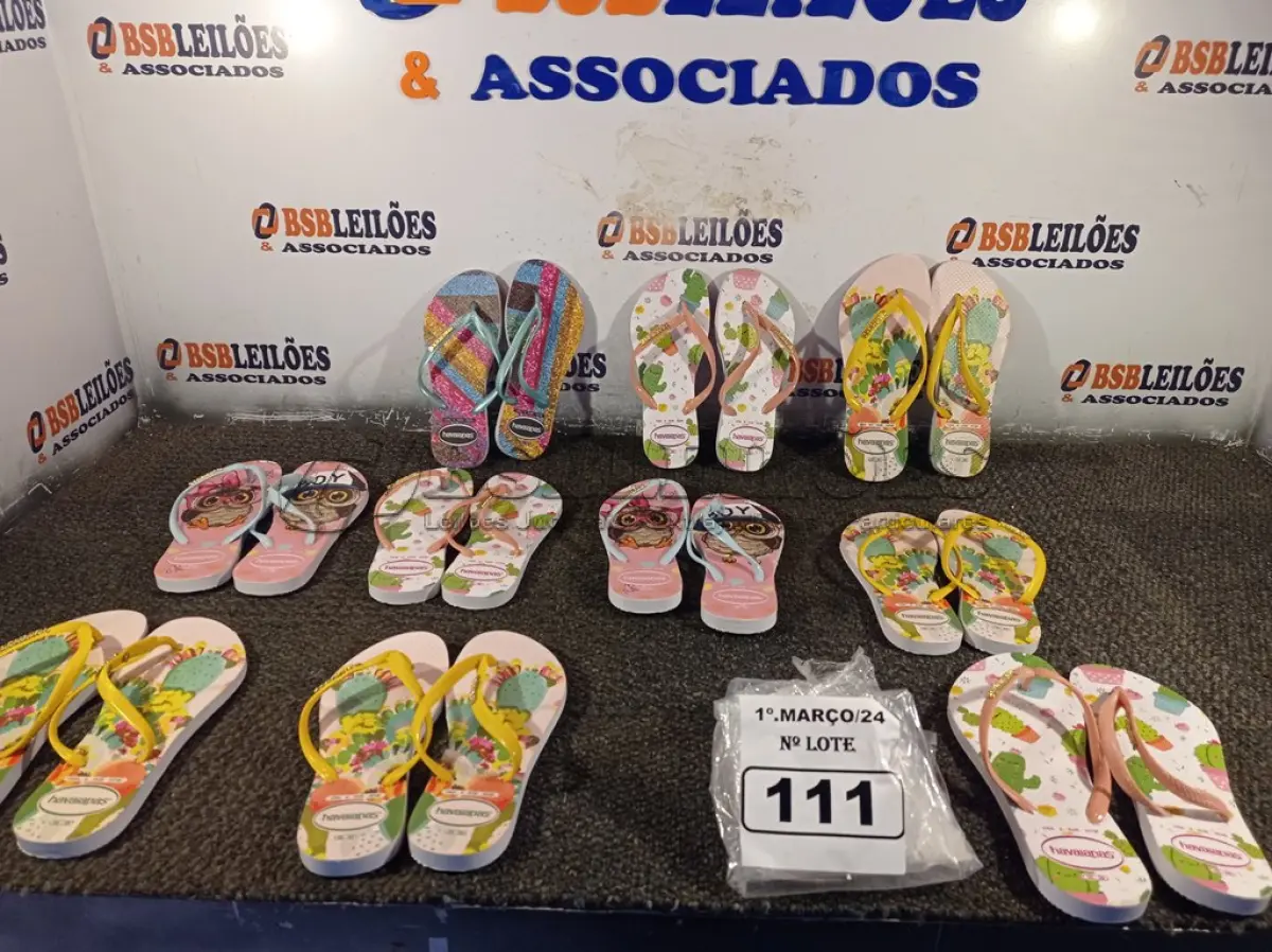 LOTE 111 - 01 LOTE COM VÁRIAS SANDÁLIAS TAMANHOS DIVERSOS. (NO ESTADO) ATENÇÃO! FAZER A VISITAÇÃO ANTES DE ARREMATAR, NÃO SABEMOS SE FUNCIONA. LEILÃO NÃO TEM GARANTIA E NEM DEVOLUÇÃO, SUJEITO A POSSÍVEIS AVARIAS VISÍVEIS/OCULTAS E/OU AUSÊNCIA DE COMPONENTES.