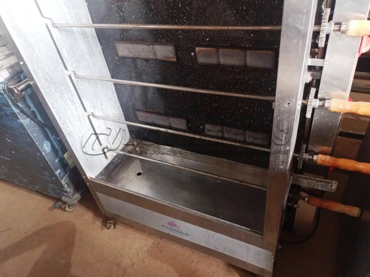 LOTE 106 - 01 ASSADEIRA DE FRANGO PRO GÁS PARA 30 FRANGOS COM 06 ESPETOS FALTANDO 01 VIDRO EM AÇO INOX. (NO ESTADO, NÃO SABEMOS SE FUNCIONA.LEILÃO NÃO TEM GARANTIA E NEM DEVOLUÇÃO).