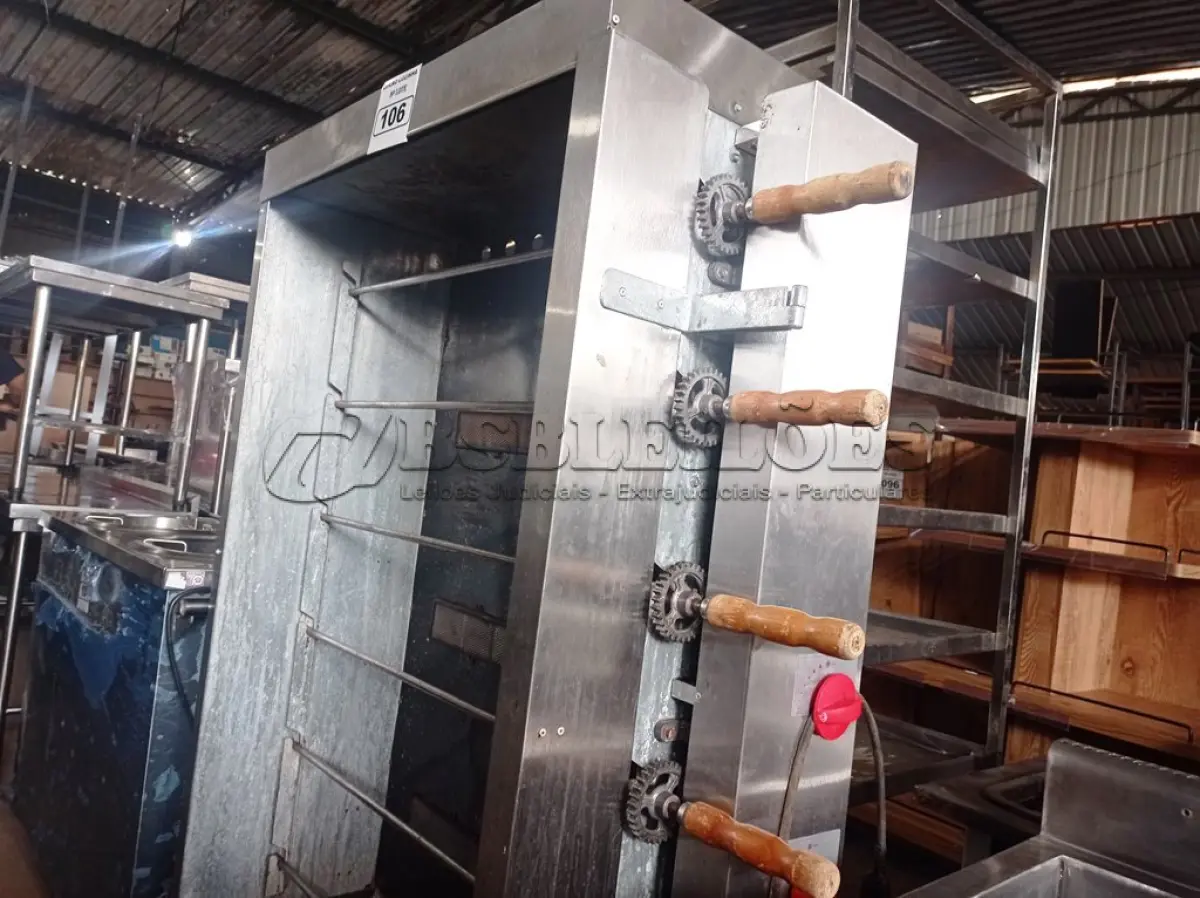 LOTE 106 - 01 ASSADEIRA DE FRANGO PRO GÁS PARA 30 FRANGOS COM 06 ESPETOS FALTANDO 01 VIDRO EM AÇO INOX. (NO ESTADO, NÃO SABEMOS SE FUNCIONA.LEILÃO NÃO TEM GARANTIA E NEM DEVOLUÇÃO).