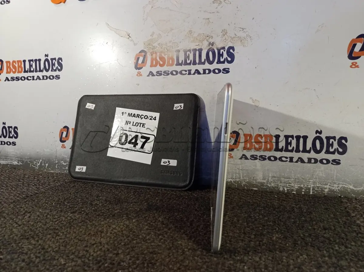 LOTE 047 - 01 TABLET MARCA SAMSUNG. (NO ESTADO) ATENÇÃO! FAZER A VISITAÇÃO ANTES DE ARREMATAR, NÃO SABEMOS SE FUNCIONA. LEILÃO NÃO TEM GARANTIA E NEM DEVOLUÇÃO, SUJEITO A POSSÍVEIS AVARIAS VISÍVEIS/OCULTAS E/OU AUSÊNCIA DE COMPONENTES.