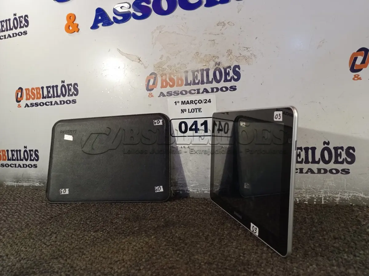 LOTE 041 - 01 TABLET MARCA SAMSUNG. (NO ESTADO) ATENÇÃO! FAZER A VISITAÇÃO ANTES DE ARREMATAR, NÃO SABEMOS SE FUNCIONA. LEILÃO NÃO TEM GARANTIA E NEM DEVOLUÇÃO, SUJEITO A POSSÍVEIS AVARIAS VISÍVEIS/OCULTAS E/OU AUSÊNCIA DE COMPONENTES.