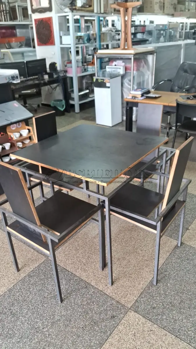 LOTE 056 - 06 CADEIRAS DESIGN ARROJADO. (NO ESTADO, NÃO SABEMOS SE FUNCIONA. LEILÃO NÃO TEM GARANTIA E NEM DEVOLUÇÃO).