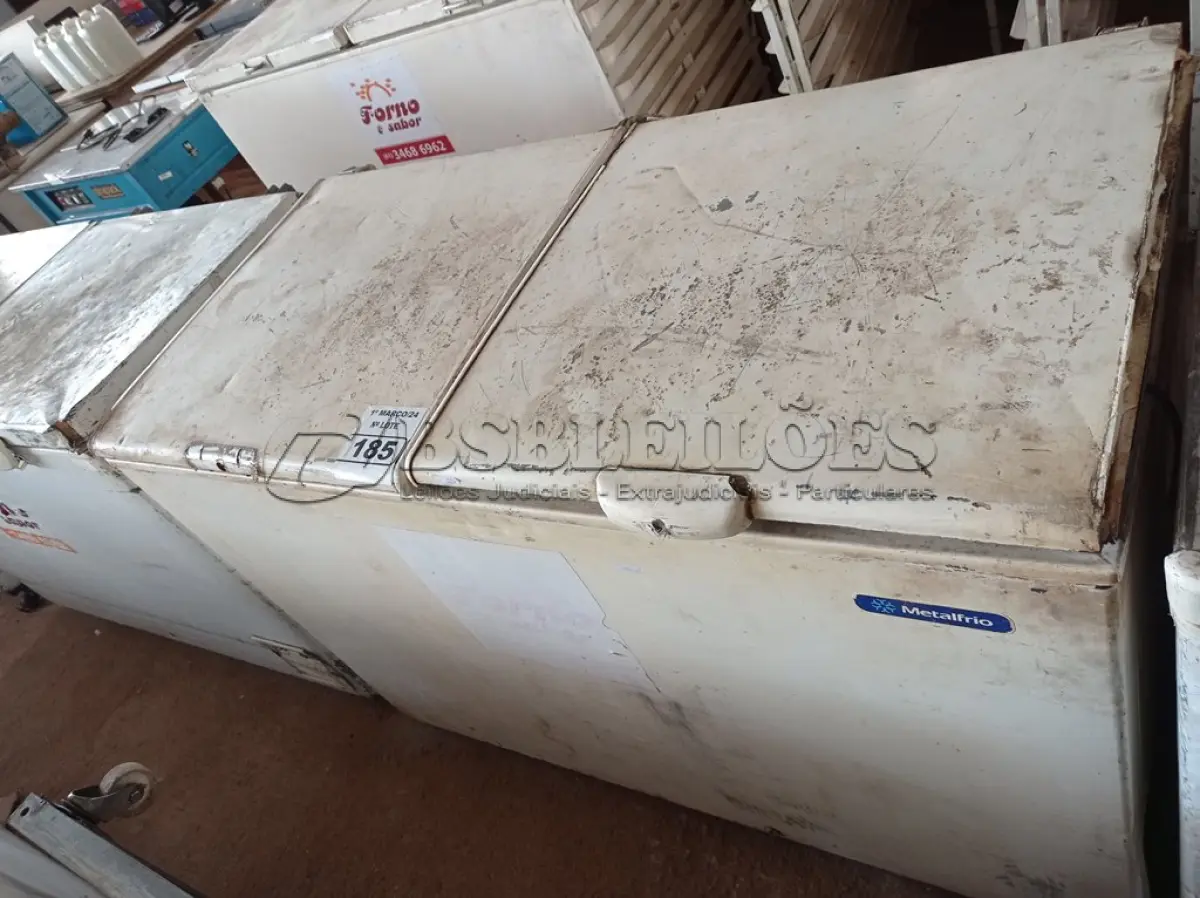 LOTE 185 - 01 FREEZER HORIZONTAL 02 TAMPAS 220V. (NO ESTADO) ATENÇÃO! FAZER A VISITAÇÃO ANTES DE ARREMATAR, NÃO SABEMOS SE FUNCIONA. LEILÃO NÃO TEM GARANTIA E NEM DEVOLUÇÃO, SUJEITO A POSSÍVEIS AVARIAS VISÍVEIS/OCULTAS E/OU AUSÊNCIA DE COMPONENTES.