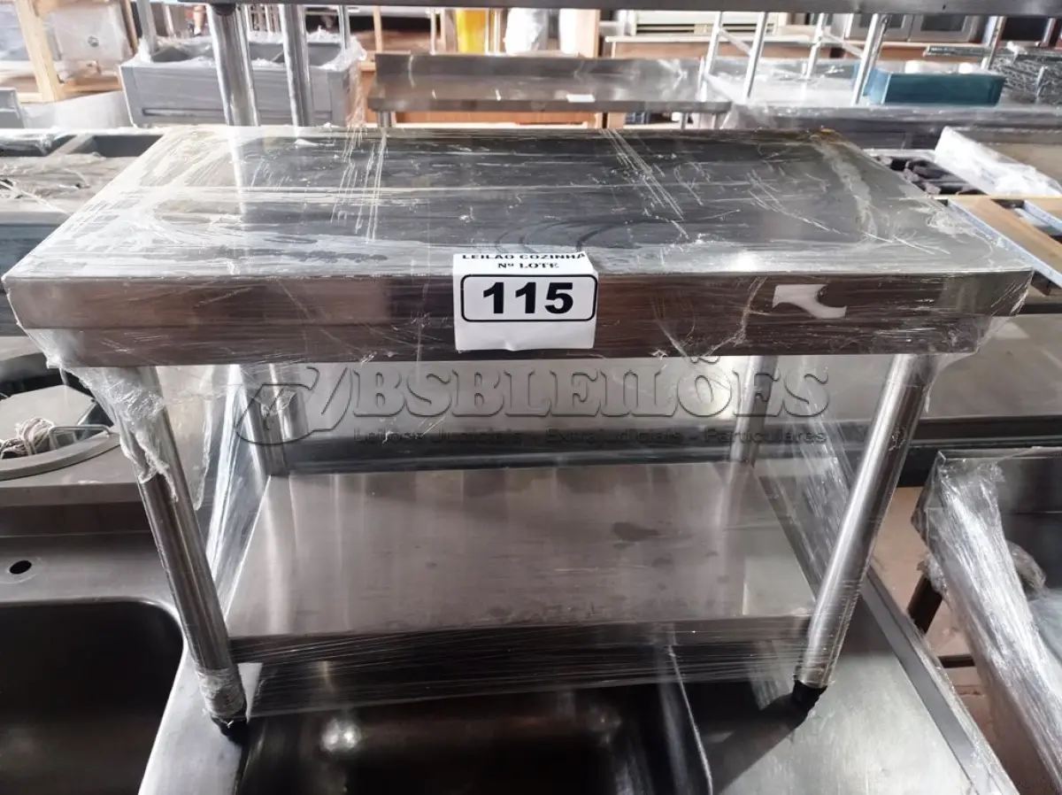 LOTE 115 - 01 MESINHA MEDINDO 75CMX40CM EM AÇO INOX COM PANELEIRO. (NO ESTADO, NÃO SABEMOS SE FUNCIONA. LEILÃO NÃO TEM GARANTIA E NEM DEVOLUÇÃO).