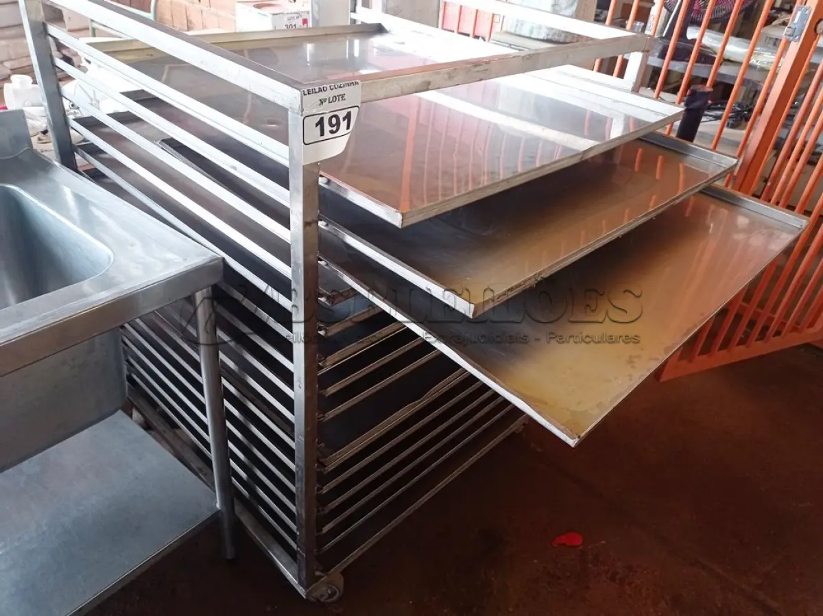 LOTE 191 - 01 CARRINHO INDUSTRIAL COM RODINHAS E 15 BANDEJAS MEDINDO 98CMX96CM EM AÇO INOX. (UTILIZADO PARA INDUSTRIAS DE PIZZA, SALGADOS E PASTEIS) (NO ESTADO, NÃO SABEMOS SE FUNCIONA. LEILÃO NÃO TEM GARANTIA E NEM DEVOLUÇÃO).