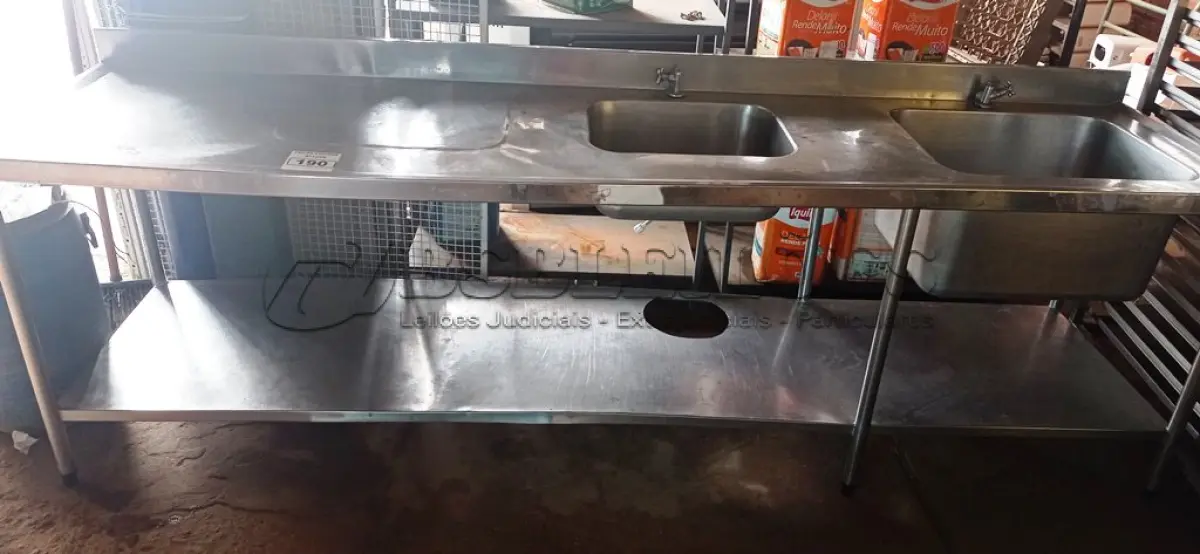 LOTE 190 - 01 MESA COM 02 PIAS E PANELEIRO EM AÇO INOX MEDINDO 288CM72CM. (NO ESTADO, NÃO SABEMOS SE FUNCIONA. LEILÃO NÃO TEM GARANTIA E NEM DEVOLUÇÃO).