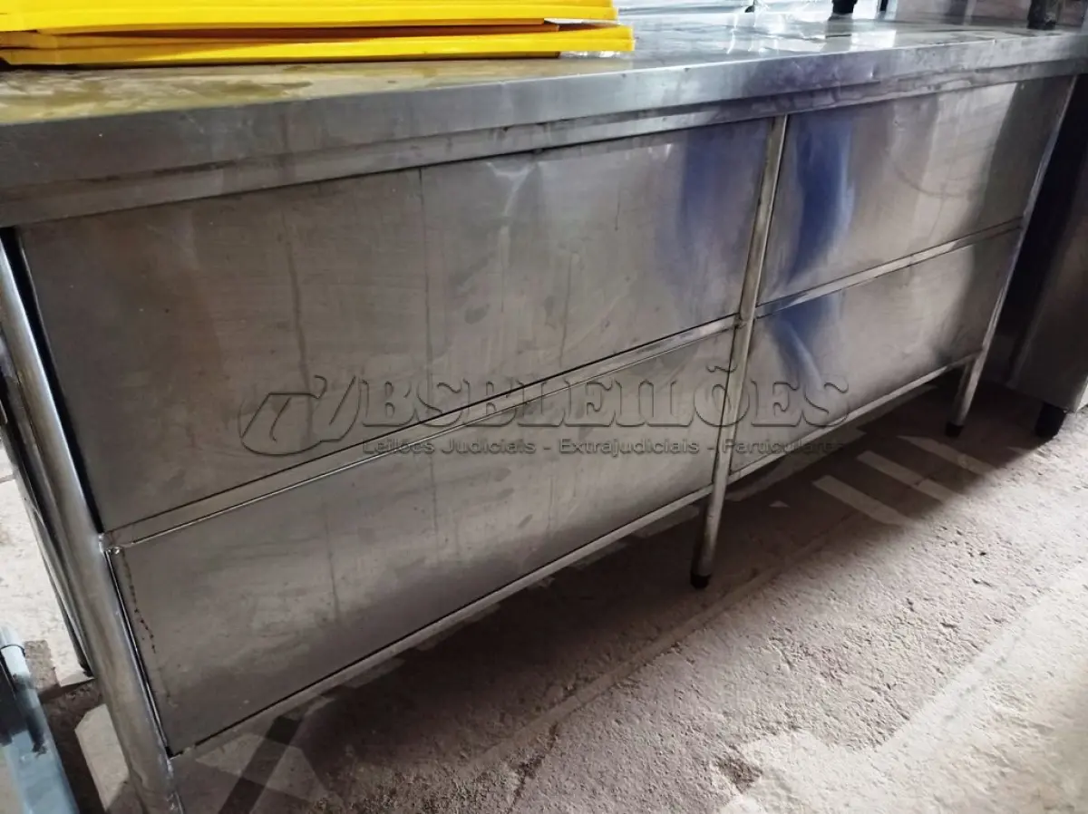 LOTE 137 - 02 BALCÕES SECO SENDO 01 FORMATO TRIANGULAR E 01 MEDINDO, 190CMX53CM EM AÇO INOX. (NO ESTADO. LEILÃO NÃO TEM GARANTIA E NEM DEVOLUÇÃO).