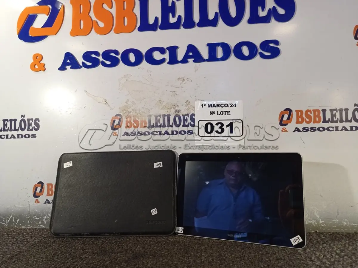 LOTE 031 - 01 TABLET MARCA SAMSUNG. (NO ESTADO) ATENÇÃO! FAZER A VISITAÇÃO ANTES DE ARREMATAR, NÃO SABEMOS SE FUNCIONA. LEILÃO NÃO TEM GARANTIA E NEM DEVOLUÇÃO, SUJEITO A POSSÍVEIS AVARIAS VISÍVEIS/OCULTAS E/OU AUSÊNCIA DE COMPONENTES.