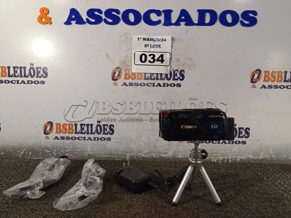 LOTE 034 - 01 FILMADORA MARCA CANON HD VIXIA HF R50 COM CARREGADOR E TRIPE. (NO ESTADO) ATENÇÃO! FAZER A VISITAÇÃO ANTES DE ARREMATAR, NÃO SABEMOS SE FUNCIONA. LEILÃO NÃO TEM GARANTIA E NEM DEVOLUÇÃO, SUJEITO A POSSÍVEIS AVARIAS VISÍVEIS/OCULTAS E/OU AUSÊNCIA DE COMPONENTES.