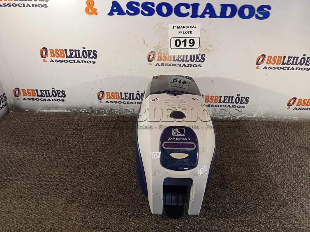 LOTE 019 - 01 IMPRESSORA DE CARTÕES MARCA ZEBRA ZXP SERIE3. (NO ESTADO) ATENÇÃO! FAZER A VISITAÇÃO ANTES DE ARREMATAR, NÃO SABEMOS SE FUNCIONA. LEILÃO NÃO TEM GARANTIA E NEM DEVOLUÇÃO, SUJEITO A POSSÍVEIS AVARIAS VISÍVEIS/OCULTAS E/OU AUSÊNCIA DE COMPONENTES.