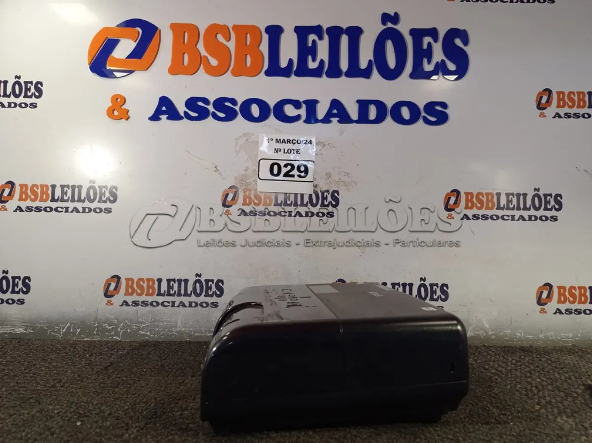 LOTE 029 - 01 PROJETOR MULTIMIDIA MARCA EPSON. (NO ESTADO) ATENÇÃO! FAZER A VISITAÇÃO ANTES DE ARREMATAR, NÃO SABEMOS SE FUNCIONA. LEILÃO NÃO TEM GARANTIA E NEM DEVOLUÇÃO, SUJEITO A POSSÍVEIS AVARIAS VISÍVEIS/OCULTAS E/OU AUSÊNCIA DE COMPONENTES.