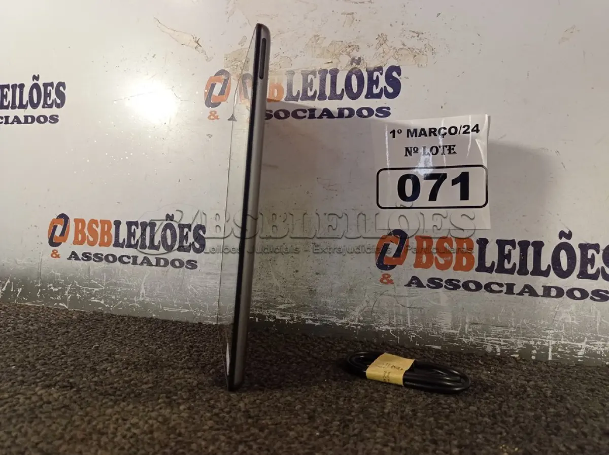 LOTE 071 - 01 TABLET MARCA POSITIVO COM CABO. (NO ESTADO) ATENÇÃO! FAZER A VISITAÇÃO ANTES DE ARREMATAR, NÃO SABEMOS SE FUNCIONA. LEILÃO NÃO TEM GARANTIA E NEM DEVOLUÇÃO, SUJEITO A POSSÍVEIS AVARIAS VISÍVEIS/OCULTAS E/OU AUSÊNCIA DE COMPONENTES.