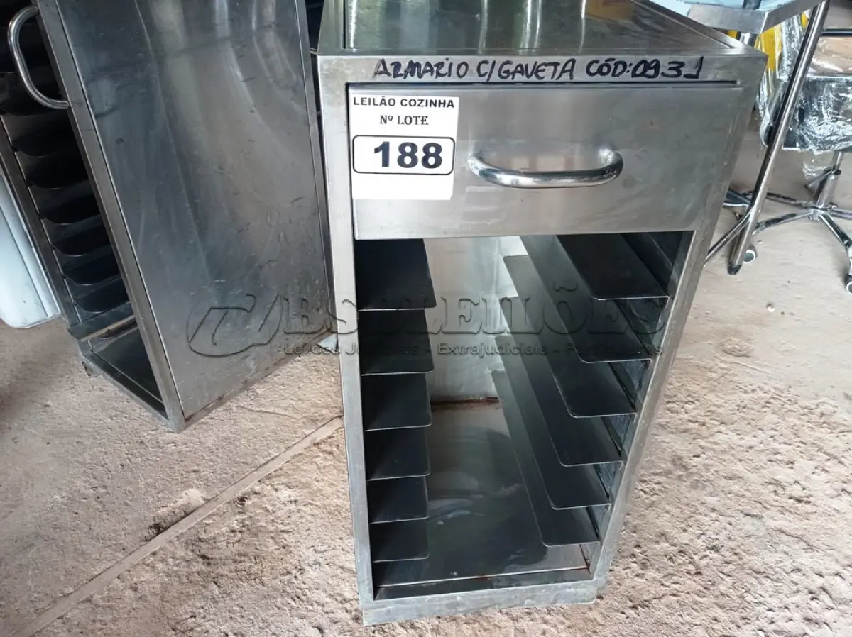 LOTE 188 - 01 CARRINHO DE TRANSPORTE DE ALIMENTOS PARA 7 BANDEJAS E 01 GAVETA EM AÇO INOX. (NO ESTADO, NÃO SABEMOS SE FUNCIONA. LEILÃO NÃO TEM GARANTIA E NEM DEVOLUÇÃO).
