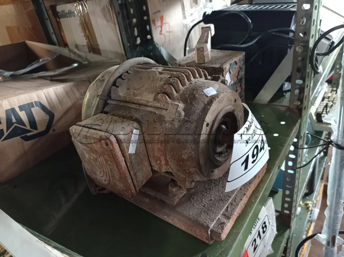 LOTE 194 - 01 MOTOR ELÉTRICO. (NO ESTADO) ATENÇÃO! FAZER A VISITAÇÃO ANTES DE ARREMATAR, NÃO SABEMOS SE FUNCIONA. LEILÃO NÃO TEM GARANTIA E NEM DEVOLUÇÃO, SUJEITO A POSSÍVEIS AVARIAS VISÍVEIS/OCULTAS E/OU AUSÊNCIA DE COMPONENTES.