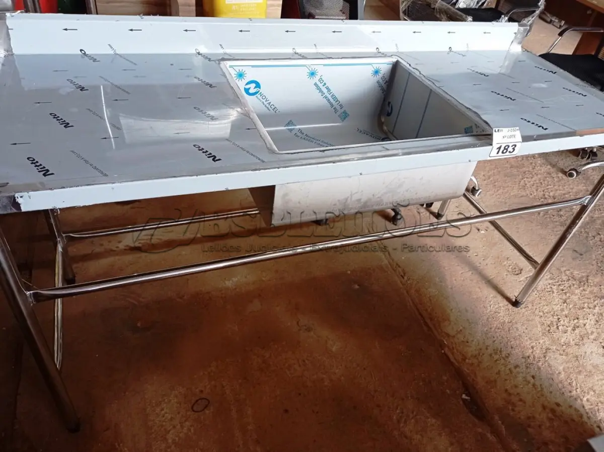 LOTE 183 - 01 BANCADA COM PIA CENTRAL E ESPELHO MEDINDO 180CMX66CM EM AÇO INOX. (NOVO) (NO ESTADO, NÃO SABEMOS SE FUNCIONA. LEILÃO NÃO TEM GARANTIA E NEM DEVOLUÇÃO).