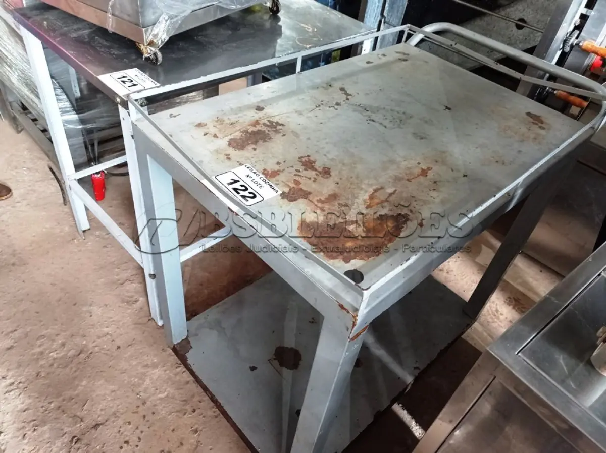 LOTE 122 - 01 CARRINHO DE FERRO PARA TRANSPORTE DE ALIMENTOS, MEDINDO 90CMX61CM. (NO ESTADO, NÃO SABEMOS SE FUNCIONA. LEILÃO NÃO TEM GARANTIA E NEM DEVOLUÇÃO).