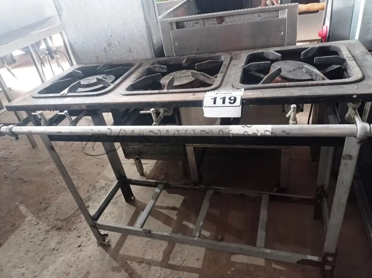 LOTE 119 - 01 FOGÃO INDUSTRIAL METALMAQ 3 BOCAS EM LINHA. (NO ESTADO, NÃO SABEMOS SE FUNCIONA. LEILÃO NÃO TEM GARANTIA E NEM DEVOLUÇÃO).