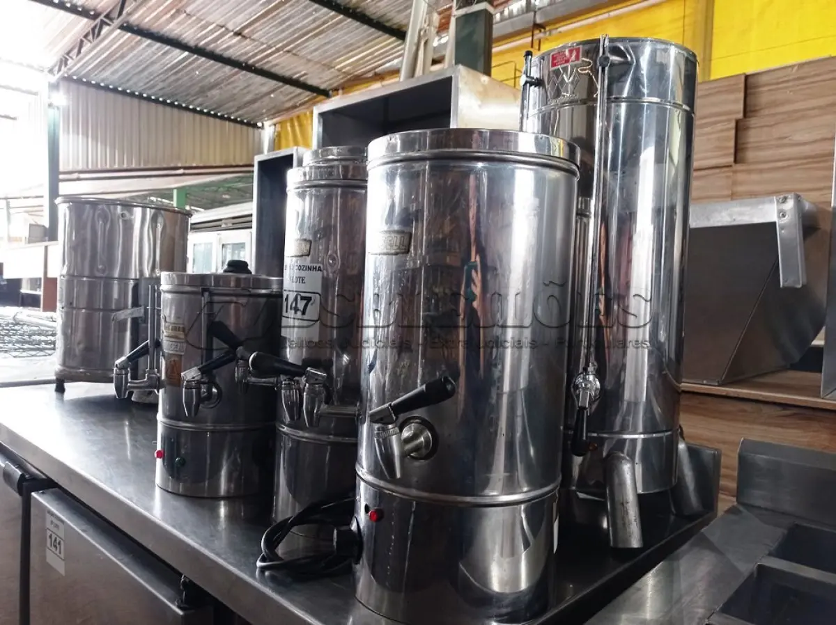 LOTE 147 - 06 CAFETEIRAS INDUSTRIAL COM AVARIAS. (NO ESTADO, NÃO SABEMOS SE FUNCIONA. LEILÃO NÃO TEM GARANTIA E NEM DEVOLUÇÃO).