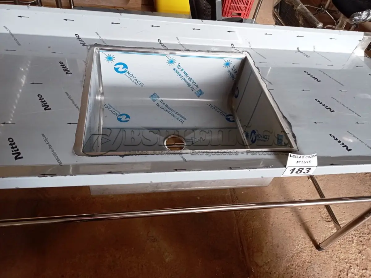 LOTE 183 - 01 BANCADA COM PIA CENTRAL E ESPELHO MEDINDO 180CMX66CM EM AÇO INOX. (NOVO) (NO ESTADO, NÃO SABEMOS SE FUNCIONA. LEILÃO NÃO TEM GARANTIA E NEM DEVOLUÇÃO).