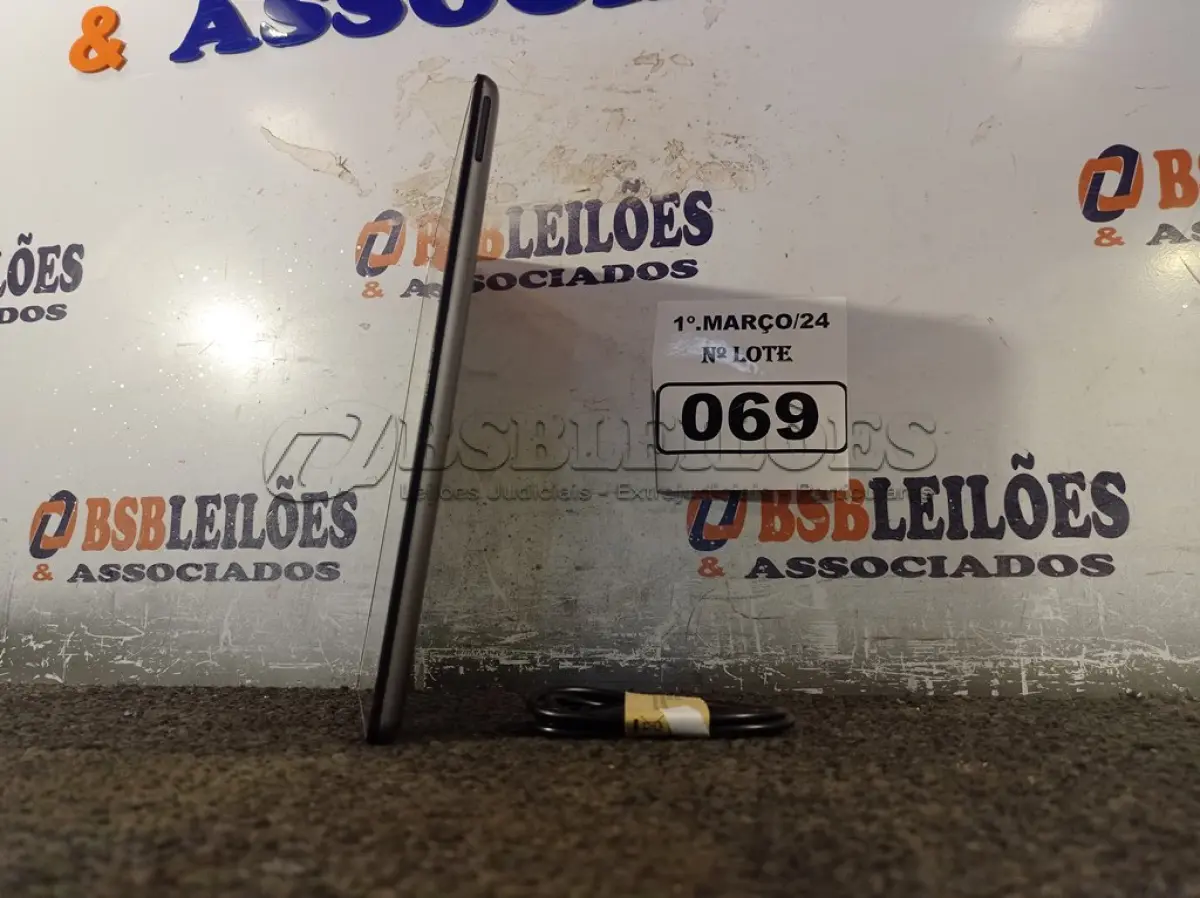 LOTE 069 - 01 TABLET MARCA POSITIVO COM CABO. (NO ESTADO) ATENÇÃO! FAZER A VISITAÇÃO ANTES DE ARREMATAR, NÃO SABEMOS SE FUNCIONA. LEILÃO NÃO TEM GARANTIA E NEM DEVOLUÇÃO, SUJEITO A POSSÍVEIS AVARIAS VISÍVEIS/OCULTAS E/OU AUSÊNCIA DE COMPONENTES.