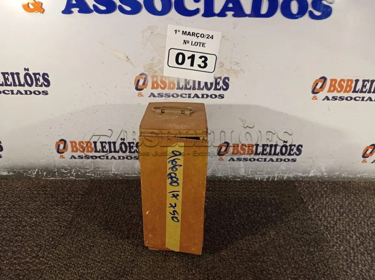 LOTE 013 - 01 MICROSCÓPIO. (NO ESTADO) ATENÇÃO! FAZER A VISITAÇÃO ANTES DE ARREMATAR, NÃO SABEMOS SE FUNCIONA. LEILÃO NÃO TEM GARANTIA E NEM DEVOLUÇÃO, SUJEITO A POSSÍVEIS AVARIAS VISÍVEIS/OCULTAS E/OU AUSÊNCIA DE COMPONENTES.