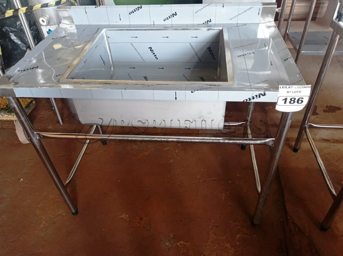 LOTE 186 - 01 MESA COM TANQUE E ESPELHO MEDINDO 110CMX66CM EM AÇO INOX. (NO ESTADO, NÃO SABEMOS SE FUNCIONA. LEILÃO NÃO TEM GARANTIA E NEM DEVOLUÇÃO).