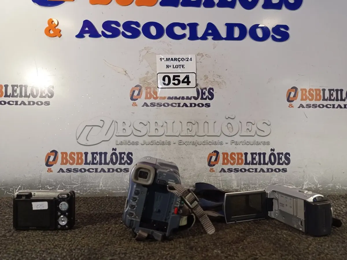 LOTE 054 - 02 FILMADORAS E 01 CÂMERA FOTOGRÁFICA DIGITAL. (NO ESTADO) ATENÇÃO! FAZER A VISITAÇÃO ANTES DE ARREMATAR, NÃO SABEMOS SE FUNCIONA. LEILÃO NÃO TEM GARANTIA E NEM DEVOLUÇÃO, SUJEITO A POSSÍVEIS AVARIAS VISÍVEIS/OCULTAS E/OU AUSÊNCIA DE COMPONENTES.