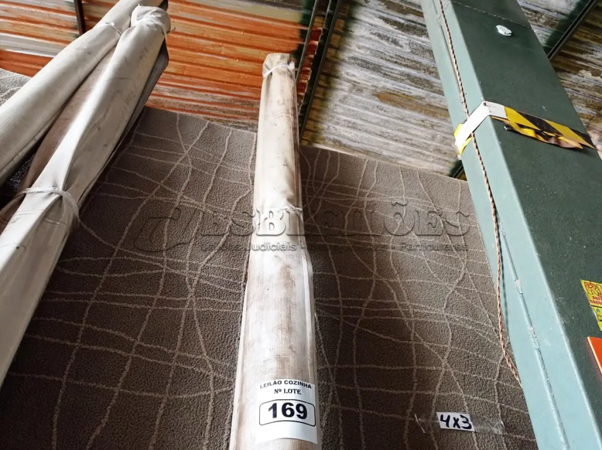 LOTE 169 - 01 TOLDO ESTILO CORTINA MEDINDO 310CMX400CM (CXA). (NO ESTADO, NÃO SABEMOS SE FUNCIONA. LEILÃO NÃO TEM GARANTIA E NEM DEVOLUÇÃO).