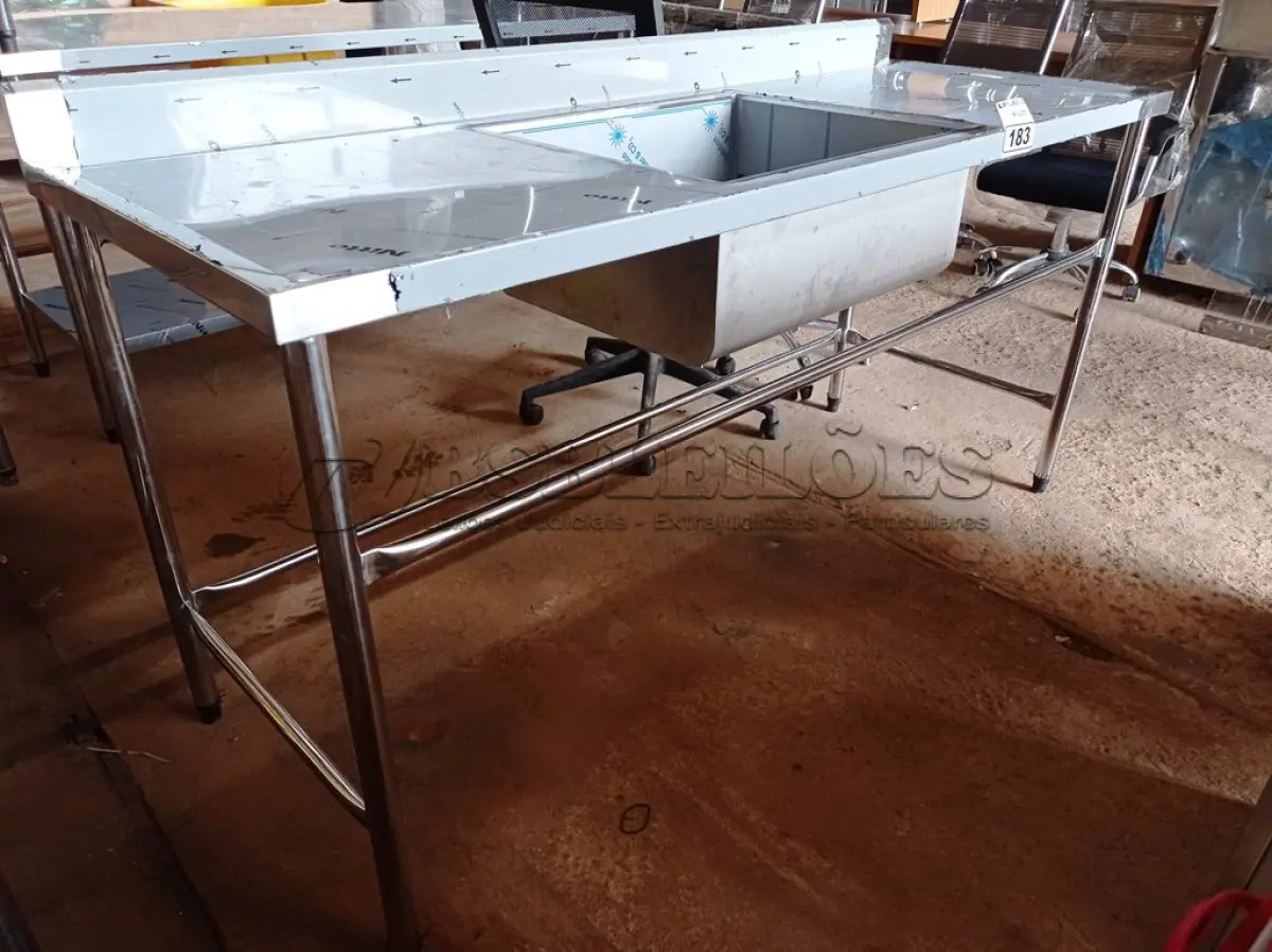 LOTE 183 - 01 BANCADA COM PIA CENTRAL E ESPELHO MEDINDO 180CMX66CM EM AÇO INOX. (NOVO) (NO ESTADO, NÃO SABEMOS SE FUNCIONA. LEILÃO NÃO TEM GARANTIA E NEM DEVOLUÇÃO).
