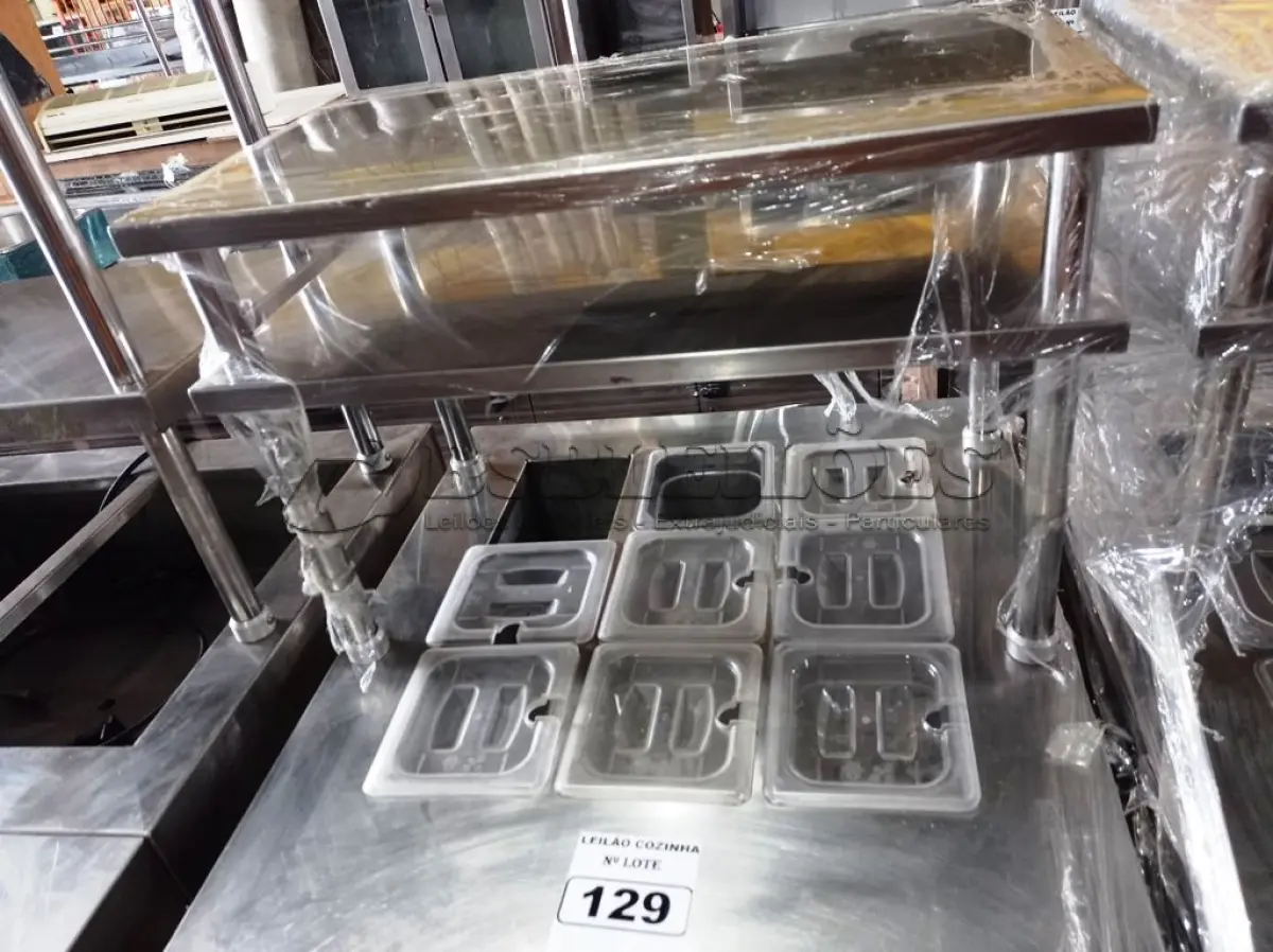 LOTE 129 - 01 BALCÃO INDUSTRIAL REFRIGERADO COM 09 CUBAS E 02 PASSADORES EM AÇO INOX. (NO ESTADO. LEILÃO NÃO TEM GARANTIA E NEM DEVOLUÇÃO).