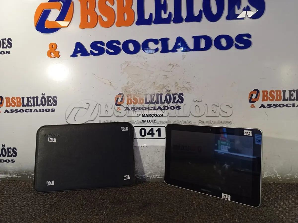 LOTE 041 - 01 TABLET MARCA SAMSUNG. (NO ESTADO) ATENÇÃO! FAZER A VISITAÇÃO ANTES DE ARREMATAR, NÃO SABEMOS SE FUNCIONA. LEILÃO NÃO TEM GARANTIA E NEM DEVOLUÇÃO, SUJEITO A POSSÍVEIS AVARIAS VISÍVEIS/OCULTAS E/OU AUSÊNCIA DE COMPONENTES.
