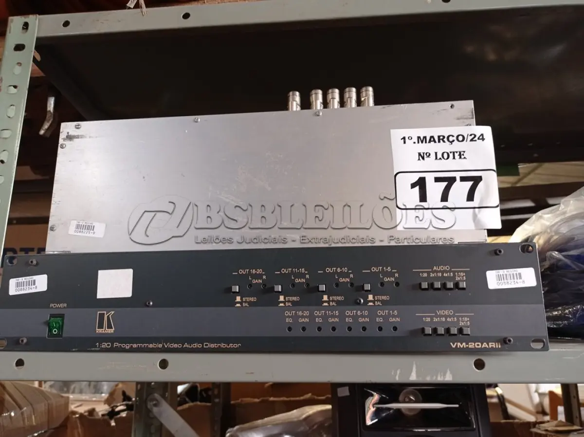 LOTE 177 - 01 DISTRIBUIDOR DE ÁUDIO E VÍDEO 1:20 VM-20ARIII E 01 COMUTADOR DE ÁUDIO E VÍDEO AFV-401. (NO ESTADO) ATENÇÃO! FAZER A VISITAÇÃO ANTES DE ARREMATAR, NÃO SABEMOS SE FUNCIONA. LEILÃO NÃO TEM GARANTIA E NEM DEVOLUÇÃO, SUJEITO A POSSÍVEIS AVARIAS VISÍVEIS/OCULTAS E/OU AUSÊNCIA DE COMPONENTES.