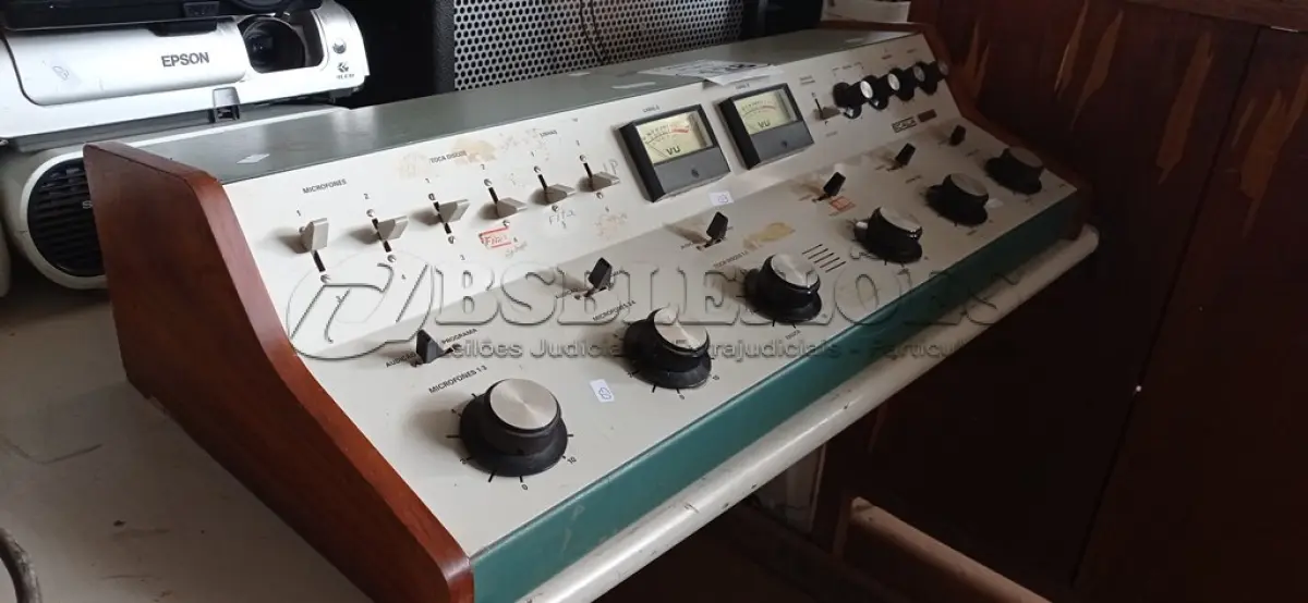 LOTE 128 - 01 MESA DE ÁUDIO ANTIGA. (NO ESTADO) ATENÇÃO! FAZER A VISITAÇÃO ANTES DE ARREMATAR, NÃO SABEMOS SE FUNCIONA. LEILÃO NÃO TEM GARANTIA E NEM DEVOLUÇÃO, SUJEITO A POSSÍVEIS AVARIAS VISÍVEIS/OCULTAS E/OU AUSÊNCIA DE COMPONENTES.