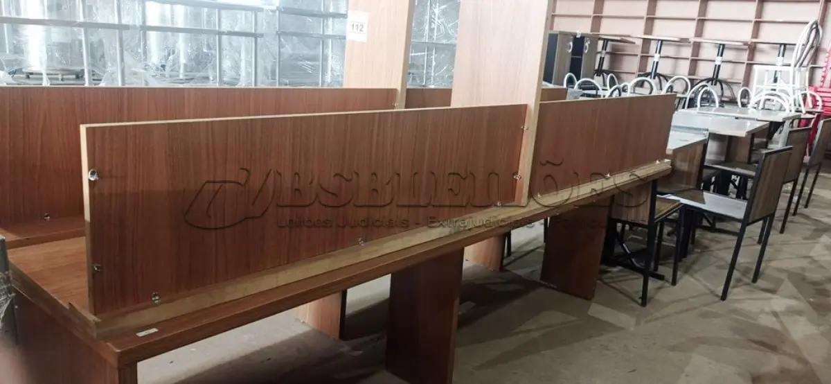 LOTE 112 - 04 MESAS DE MADEIRA PARA ESCRITÓRIO MEDINDO 250CMX55CM CADA. (NO ESTADO, NÃO SABEMOS SE FUNCIONA. LEILÃO NÃO TEM GARANTIA E NEM DEVOLUÇÃO).