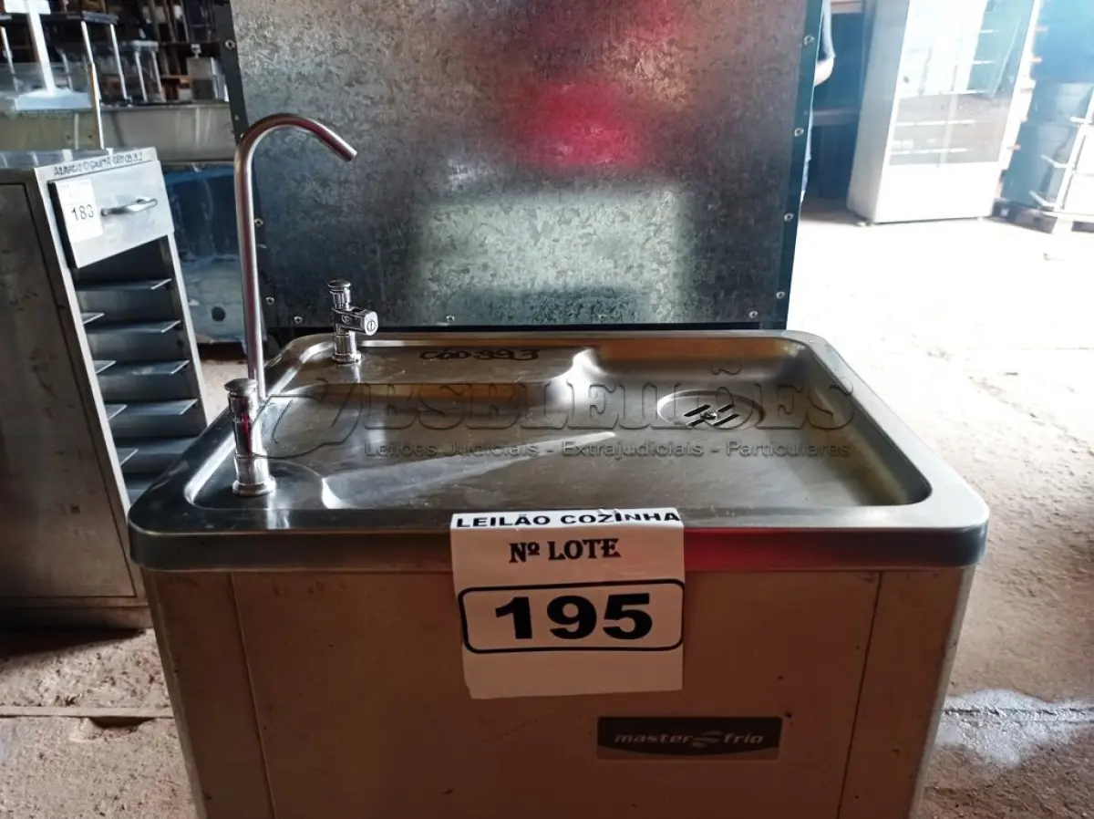 LOTE 195 - 01 BEBEDOURO DE PRESSÃO MASTER FRIO. (NO ESTADO, NÃO SABEMOS SE FUNCIONA. LEILÃO NÃO TEM GARANTIA E NEM DEVOLUÇÃO).