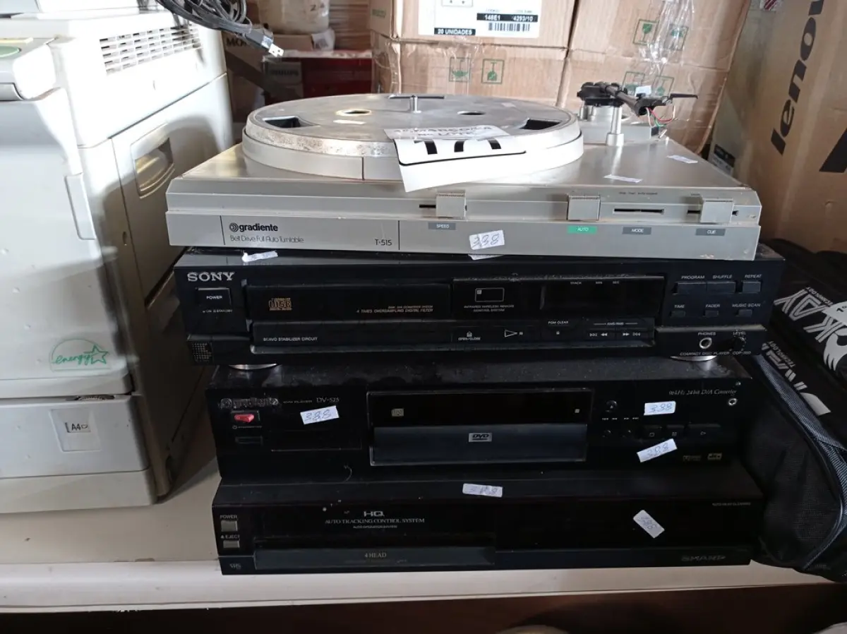 LOTE 171 - 02 TOCA CD, 01 VIDEOCASSETE E 01 TOCA DISCOS. (NO ESTADO) ATENÇÃO! FAZER A VISITAÇÃO ANTES DE ARREMATAR, NÃO SABEMOS SE FUNCIONA. LEILÃO NÃO TEM GARANTIA E NEM DEVOLUÇÃO, SUJEITO A POSSÍVEIS AVARIAS VISÍVEIS/OCULTAS E/OU AUSÊNCIA DE COMPONENTES.
