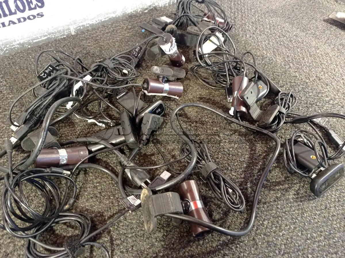 LOTE 017 - 01 LOTE COM VÁRIAS WEBCAM MARCAS E MODELOS DIVERSOS. (NO ESTADO) ATENÇÃO! FAZER A VISITAÇÃO ANTES DE ARREMATAR, NÃO SABEMOS SE FUNCIONA. LEILÃO NÃO TEM GARANTIA E NEM DEVOLUÇÃO, SUJEITO A POSSÍVEIS AVARIAS VISÍVEIS/OCULTAS E/OU AUSÊNCIA DE COMPONENTES.