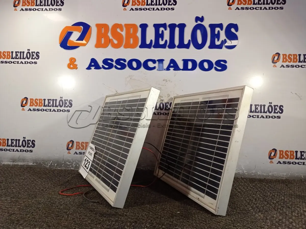 LOTE 123 - 02 PAINÉIS SOLARES 18V 10W. (NO ESTADO) ATENÇÃO! FAZER A VISITAÇÃO ANTES DE ARREMATAR, NÃO SABEMOS SE FUNCIONA. LEILÃO NÃO TEM GARANTIA E NEM DEVOLUÇÃO, SUJEITO A POSSÍVEIS AVARIAS VISÍVEIS/OCULTAS E/OU AUSÊNCIA DE COMPONENTES.