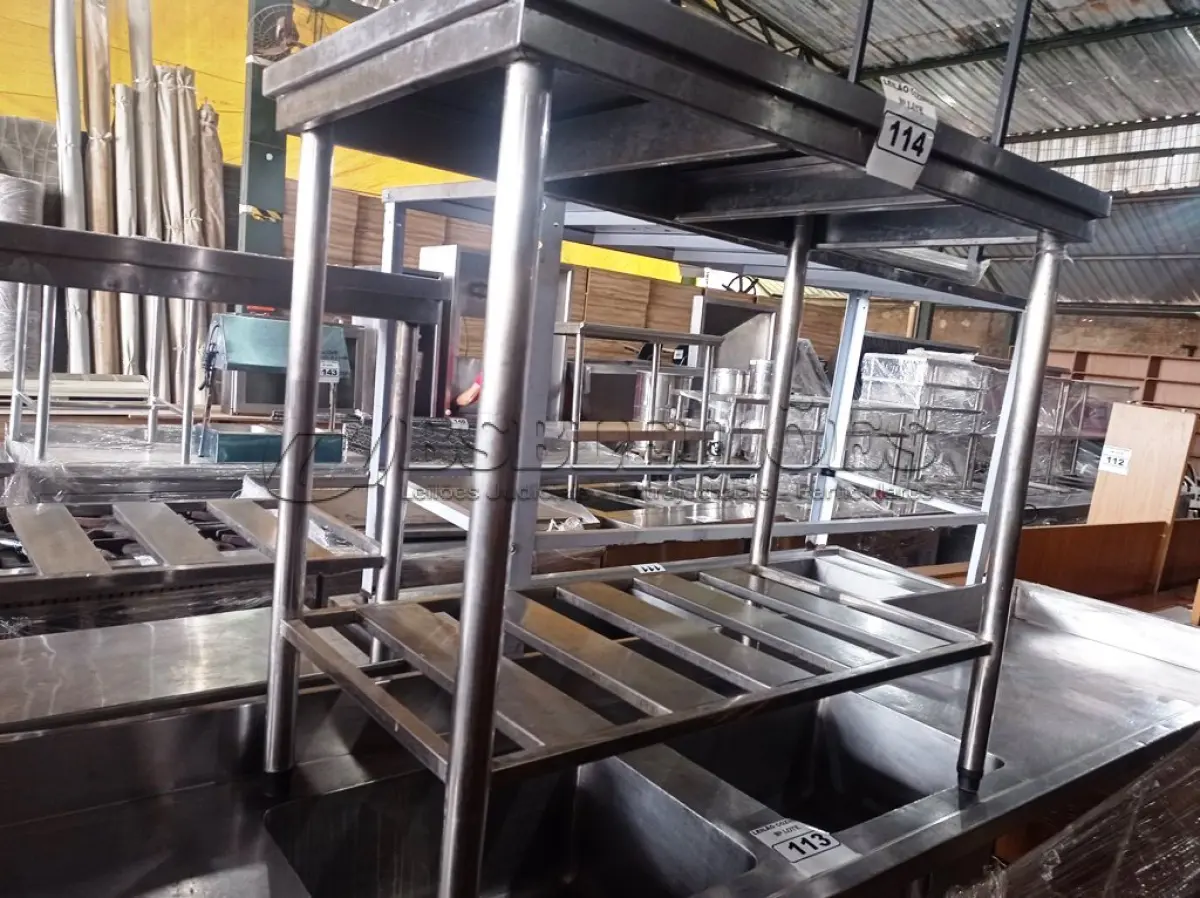 LOTE 114 - 01 MESA COM PANELEIRO MEDINDO 100CMX56CM EM AÇO INOX 304. (NO ESTADO, NÃO SABEMOS SE FUNCIONA. LEILÃO NÃO TEM GARANTIA E NEM DEVOLUÇÃO).