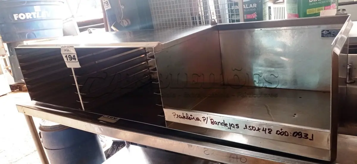 LOTE 194 - 01 ARMÁRIO DE PAREDE COM ENTRADA PARA 14 BANDEJAS EM AÇO INOX MEDINDO 150CMX48CM. (NO ESTADO, NÃO SABEMOS SE FUNCIONA. LEILÃO NÃO TEM GARANTIA E NEM DEVOLUÇÃO).