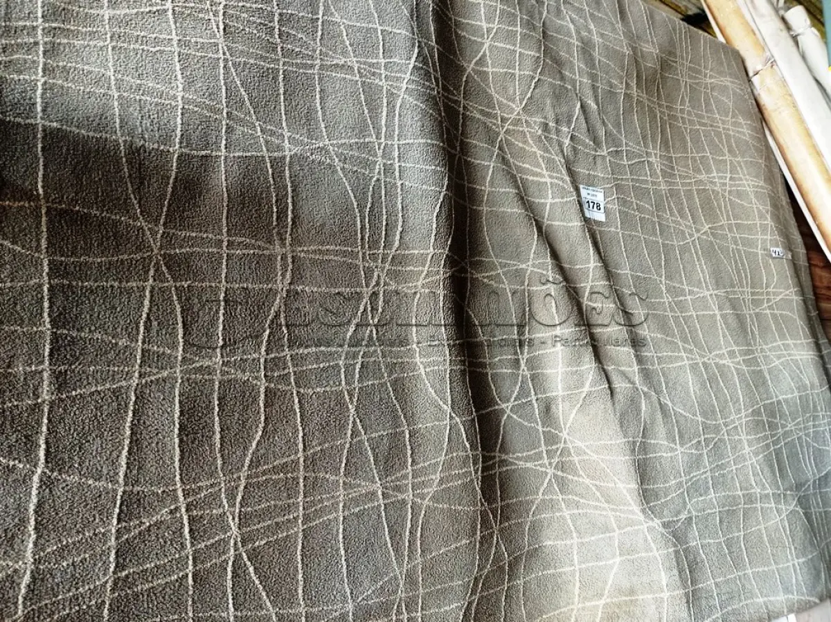 LOTE 178 - 01 TAPETE MEDINDO 400CMX300CM. (NO ESTADO, NÃO SABEMOS SE FUNCIONA. LEILÃO NÃO TEM GARANTIA E NEM DEVOLUÇÃO).