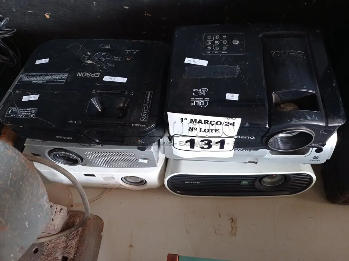 LOTE 131 - 06 PROJETORES MULTIMIDIA MARCAS E MODELOS DIVERSOS PARA RETIRADA DE PEÇAS. (NO ESTADO) ATENÇÃO! FAZER A VISITAÇÃO ANTES DE ARREMATAR, NÃO SABEMOS SE FUNCIONA. LEILÃO NÃO TEM GARANTIA E NEM DEVOLUÇÃO, SUJEITO A POSSÍVEIS AVARIAS VISÍVEIS/OCULTAS E/OU AUSÊNCIA DE COMPONENTES.