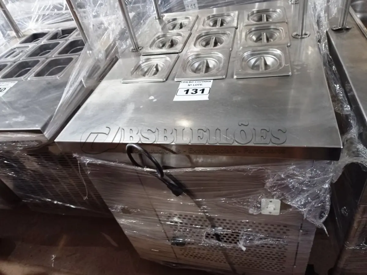 LOTE 131 - 01 BALCÃO INDUSTRIAL REFRIGERADO COM 09 CUBAS E 04 PASSADORES EM AÇO INOX. (NO ESTADO. LEILÃO NÃO TEM GARANTIA E NEM DEVOLUÇÃO).