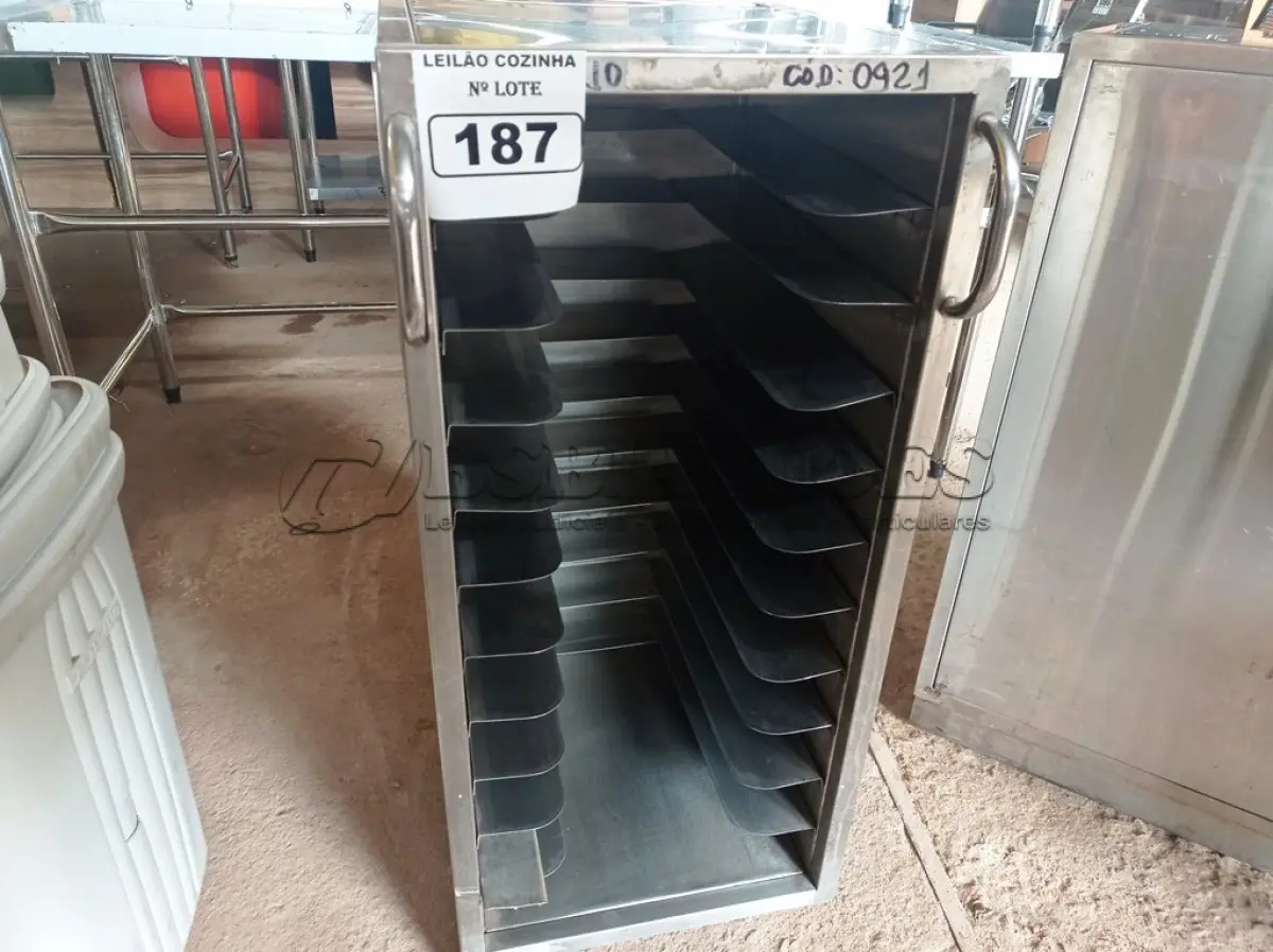 LOTE 187 - 01 CARRINHO DE TRANSPORTE DE ALIMENTOS PARA 11 BANDEJAS COM RODINHAS EM AÇO INOX. (NO ESTADO, NÃO SABEMOS SE FUNCIONA. LEILÃO NÃO TEM GARANTIA E NEM DEVOLUÇÃO).
