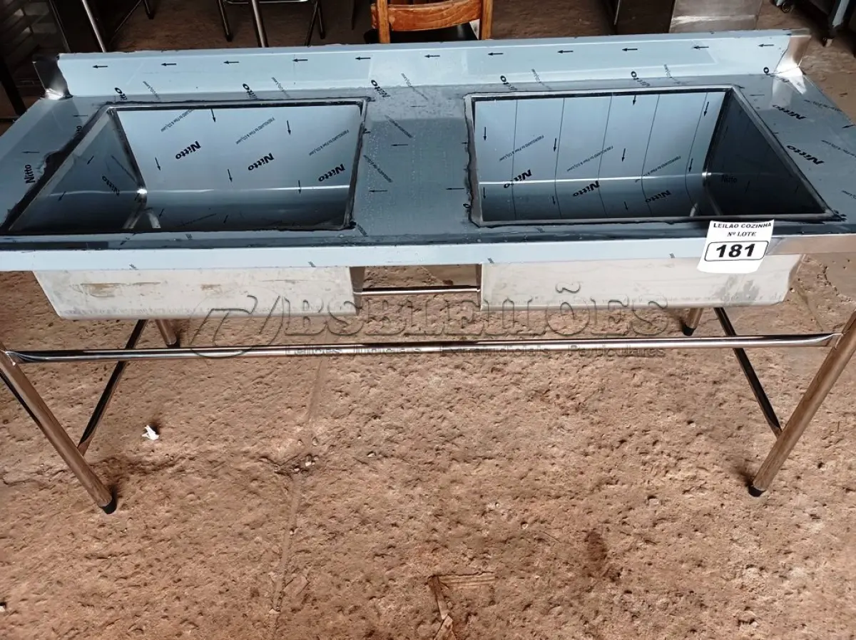 LOTE 181 - 01 BANCADA COM 02 TANQUES E ESPELHO MEDINDO 180CMX66CM EM AÇO INOX. (NOVO) (NO ESTADO, NÃO SABEMOS SE FUNCIONA. LEILÃO NÃO TEM GARANTIA E NEM DEVOLUÇÃO).