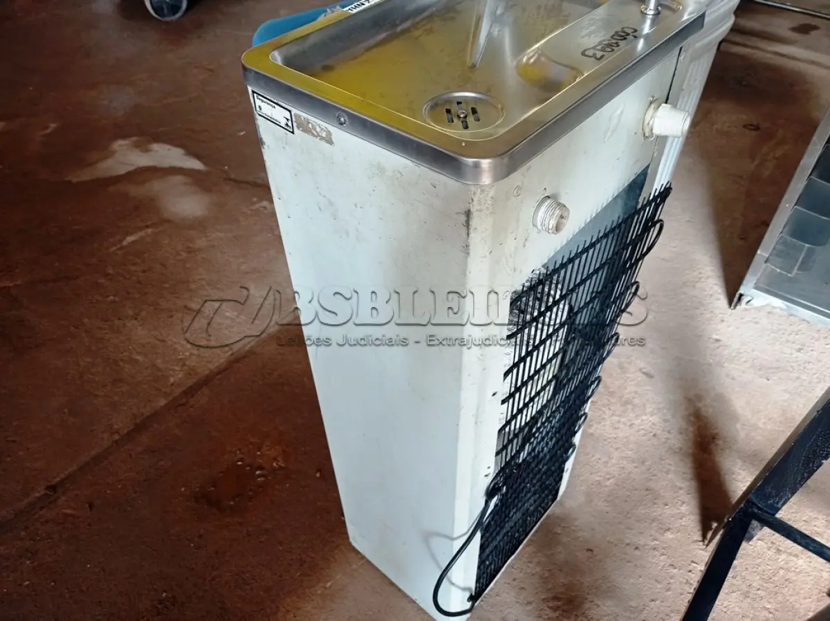 LOTE 195 - 01 BEBEDOURO DE PRESSÃO MASTER FRIO. (NO ESTADO, NÃO SABEMOS SE FUNCIONA. LEILÃO NÃO TEM GARANTIA E NEM DEVOLUÇÃO).