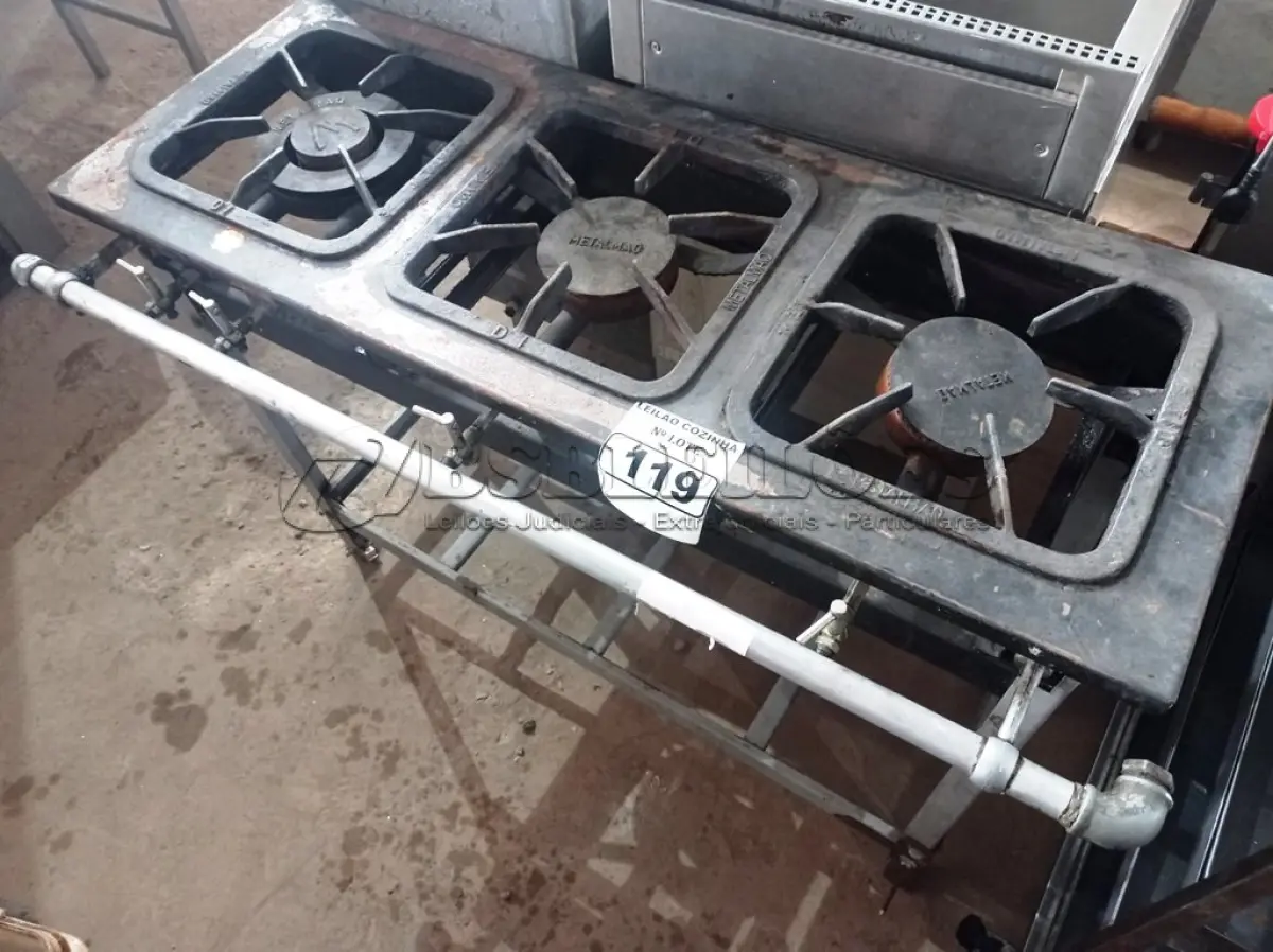 LOTE 119 - 01 FOGÃO INDUSTRIAL METALMAQ 3 BOCAS EM LINHA. (NO ESTADO, NÃO SABEMOS SE FUNCIONA. LEILÃO NÃO TEM GARANTIA E NEM DEVOLUÇÃO).