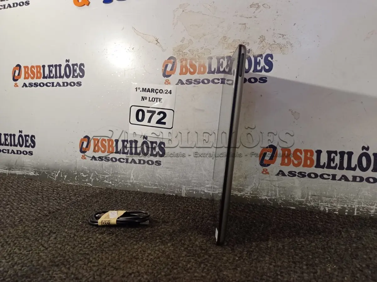 LOTE 072 - 01 TABLET MARCA POSITIVO COM CABO. (NO ESTADO) ATENÇÃO! FAZER A VISITAÇÃO ANTES DE ARREMATAR, NÃO SABEMOS SE FUNCIONA. LEILÃO NÃO TEM GARANTIA E NEM DEVOLUÇÃO, SUJEITO A POSSÍVEIS AVARIAS VISÍVEIS/OCULTAS E/OU AUSÊNCIA DE COMPONENTES.